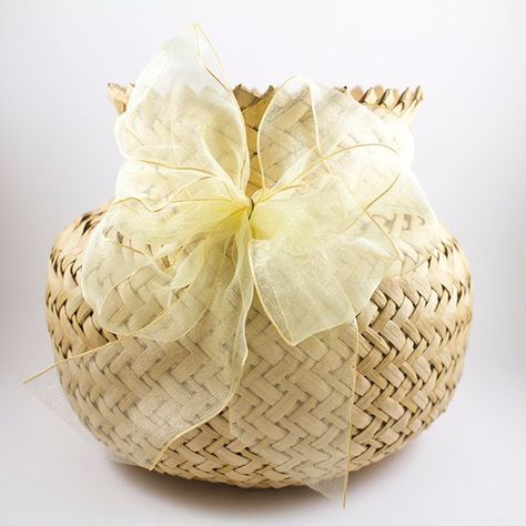 How to Make Ribbon Bows for Gift Baskets How To Make A Gift Bow, Baby Shower Baskets, Christmas Tree Topper Bow, Make A Bow, Mesh Bows, Tree Topper Bow, Diy Gift Baskets, Diy Bows, Cute Birthday Gift