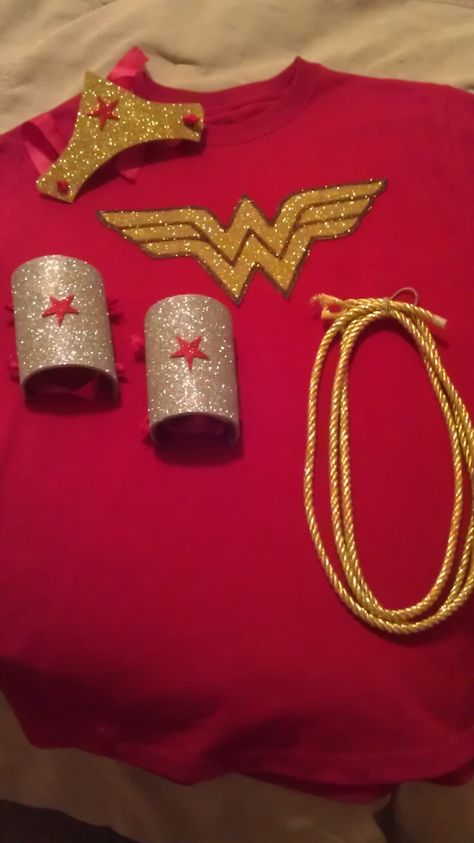 Home Made Super Hero Costumes, Woman Costume Diy, Diy Wonder Woman Costume, Wonder Woman Tiara, Wonder Woman Costume Diy, Wonder Woman Diy, Wonder Woman Comics, Diy Superhero Costume, Wonder Woman Party