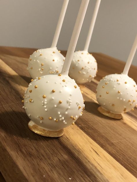 Simple Cake Pops Ideas, Golden Cake Pops, Cake Pops White And Gold, Beige Cake Pops, Simple Cake Pops Designs, White And Gold Cake Pops, White Party Foods, Wedding Cake Balls, Baptism Cake Pops