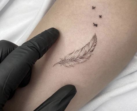 Tattoo Plume, White Feather Tattoos, Small Feather Tattoo, Indian Feather Tattoos, Protection Tattoo, Tattoos Pictures, Feather Tattoo Design, Forearm Tattoo Women, Spiritual Tattoos