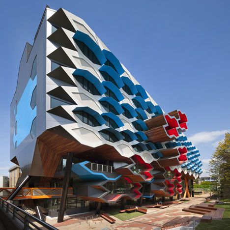 La Trobe Institute for Molecular Science in Melbourne by Lyons architects Honeycomb Architecture, Odd Architecture, Architecture Cool, Architecture Unique, University Architecture, Unusual Buildings, Modern Architects, Education Architecture, Amazing Buildings