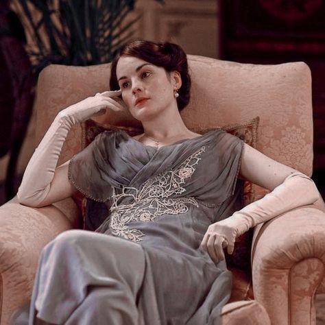 Photo of lady Mary flopped in a chair in downton abbey, circa season 1. Downton Abbey Mary, Downton Abbey Characters, Mary Crawley, Lady Mary Crawley, 20’s Style, Downton Abbey Series, Lady Sybil, Laura Carmichael, Elizabeth Mcgovern