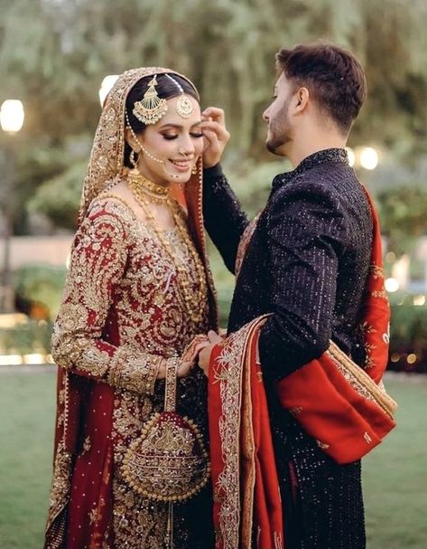 Barat Couple Poses, Shaadi Couple Poses, Pakistani Wedding Shoot Couple, Bride Groom Photoshoot Pakistani, Pakistani Couple Photography, Pakistani Wedding Shoot, Pakistani Wedding Couple, Nikah Couple, Indian Wedding Baraat