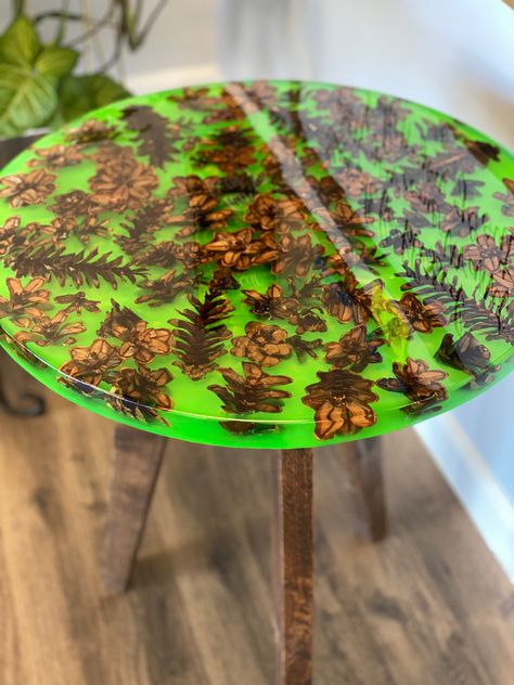 Epoxy resin pine cone table Pine Cone, Coffee And End Tables, Pine Cones, Accent Table, Epoxy Resin, End Tables, Sea Shells, Rocky, Custom Color