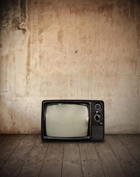 Older e-waste Quirky Living Room Ideas, Quirky Living Room, Retro Living Room Decor, Sr Logo, Purple Lotus, Vintage Television, Retro Living Rooms, Art Pics, Shadow Photos