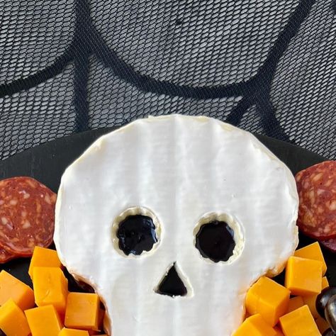 Ain’t Too Proud To Meg on Instagram: "#PromotionWithColumbusBrand SAVE this post & make a @columbusmeats CHARCUTERIE SKELETON for Halloween. Full instructions ⬇️    You can’t have a charcuterie skeleton without salami… Here I used @columbusmeats Italian Dry Salame to appropriately create the “innards” of the skeleton and their Charcuterie Tasting Board to fill out the spread with complementary cheese & charcuterie pairings so your guests can have the perfect bite!      INGREDIENTS  * 13 oz brie Chacutery Board Ideas Spooky, Skull Brie Cheese, Skeleton Brie Cheese, Charcuterie Skeleton, Charcuterie Tips, Charcuterie Pairings, Tasting Board, Skeleton For Halloween, Skeleton Party