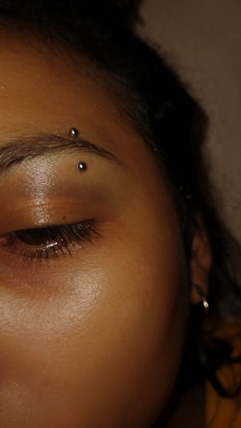 Eyebrow Piercing Tutorial, Eyebrow Piercing On Black Women, Above Lip Piercing, Right Eyebrow Piercing, Piercing Layout Face, Eyebrow Piercing Black Women, Eyebrow Peicerings, Anti Brow Piercing, Spike Eyebrow Piercing