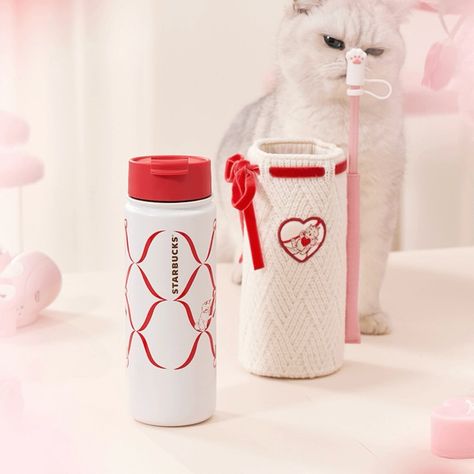 Starbucks 555ml/19oz Stainless Steel Bottle with Knitted Sleeve Brand: Starbucks Size: Venti Material: Stainless Steel Color: Red White Collection: 2024 Starbucks Valentine’s Day Collection #starbuckscollector #starbucksvalentinesscollection #starbucksvalentinescups #starbucksvalentinescup #starbucksvalentinesmug #starbucksvalentines #starbucksvalentines2024 #starbucksvalentines2024 #valentinescup #valentinescups #valentinesmugs #TazadeSanValentín #バレンタインマグカップ #バレンタインギフト #КружкаСвятог... Starbucks Valentines, Starbucks Sizes, Valentines Mugs, Steel Bottle, Stainless Steel Bottle, Red White, Red And White, Valentines, Stainless Steel