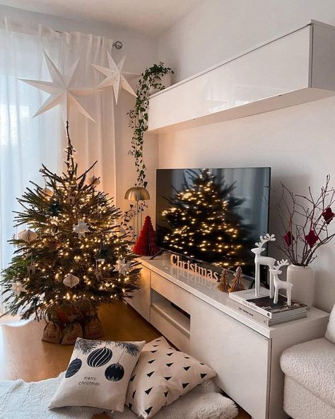 Modern Christmas Living Room, Cozy Christmas Living Room, Cozy Christmas Decor, Christmas Living Room, Christmas Decor Inspiration, Xmas Deco, Christmas Decorations Living Room, Christmas Interiors, Christmas Living Rooms