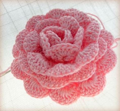 Roses Au Crochet, Crochet Rose Pattern, Projek Menjahit, Crochet Embellishments, Confection Au Crochet, Flower Crochet, Haken Baby, Knitted Flowers, Yarn Store