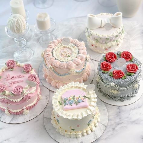 Marie Antoinette Cake Design, Marie Antoinette Cake, Fake Cakes, Cupcake Cake Designs, Fake Cake, Clay Food, Cupcake Cake, Vintage Cake, Marie Antoinette