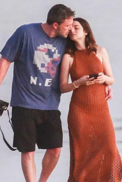 Stylish People, Old Hollywood Stars, Romantic Vacations, New Girlfriend, Bradley Cooper, Hollywood Star, Ben Affleck, Poses For Photos, Romantic Travel