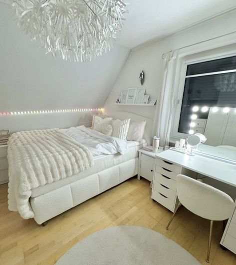 Aesthetic White Apartment, White Bed Inspo Aesthetic, Clean Girl Room Inspo Aesthetic, White Girls Bedroom Ideas, Modern Room Ideas Bedroom, Clean Girl Bedroom Ideas, White Cozy Room, Girls White Bedroom, Basic White Girl Room