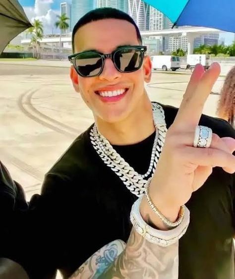 Old Reggaeton Aesthetic, Latin Artists, The Big Boss, Crazy Love, Handsome Actors, Rich Girl, Celebrities Male, Cat Eye Sunglasses