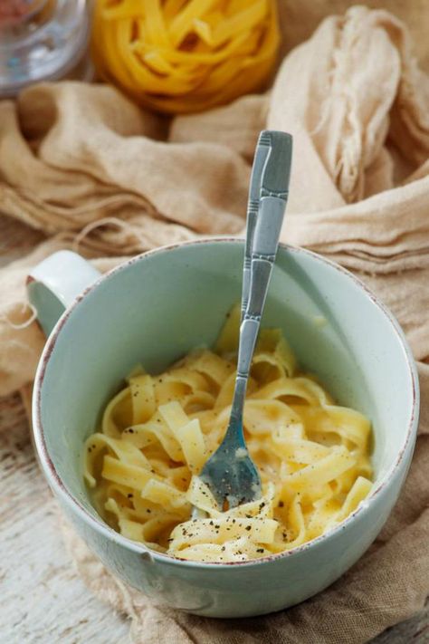 Microwave Mug Recipe - Easy Microwave Fettuccine Alfredo Mug Meals For One - Simple Cooking Best Microwave Meals, Microwave Recipes Dinner, Microwave Rice Krispie Treats, Fetuccini Alfredo, Mug Meals, Healthy Microwave Meals, Healthy College Meals, Microwave Mug Recipes, Mug Recipe