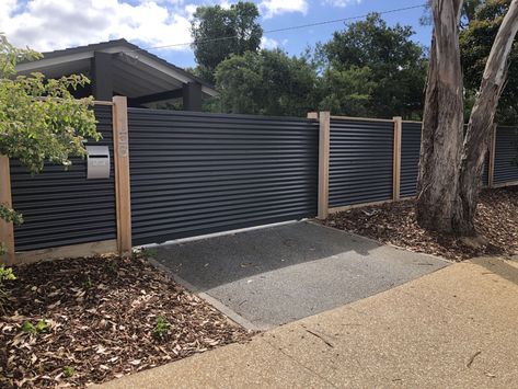 Colorbond Fencing Melbourne - Dolphin Fencing Corrugated Iron Cladding Modern, Colorbond Fencing Ideas, Florida Fence Ideas, Colorbond Fence Ideas, Front Fence Ideas Australia, Metal Roofing Fence, Metal Fence Ideas, Colorbond Fence, Corrugated Metal Fence