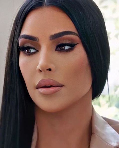 Kim Kardashian Makeup Looks, Kim Makeup, Bronze Makeup Look, Kardashian Makeup, Kim Kardashian Makeup, Kim Kardashian Hair, Estilo Kardashian, Kardashian Hair, Glam Wedding Makeup