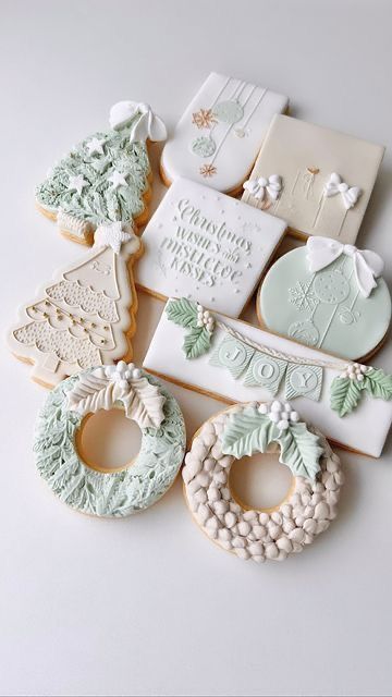 Christmas Fondant Cookies Ideas, Christmas Embossed Cookies, Neutral Christmas Cookies Decorated, Embossed Fondant Cookies, Lulu And Stone Cookies, Fondant Christmas Cookies, Christmas Fondant Cookies, Fondant Cookies Ideas, Christmas Smoothies