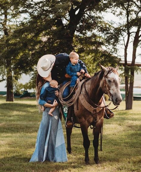 Cowboy Family Pictures, Country Family Photos, Western Family Photos, Country Couple Pictures, Country Relationship Goals, Country Relationships, Cute Country Couples, Pictures With Horses, Western Photoshoot