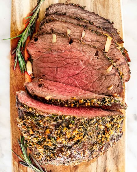 Learn how to make perfect Roast Beef with this foolproof recipe! Featuring instructions to cook your roast to any temperature you prefer. #roastbeef #roast #beef #recipe Prime Rib Oven, Boneless Prime Rib Roast, Cooking Prime Rib Roast, Perfect Roast Beef, Best Roast Beef, Prime Rib Roast Recipe, Cooking Prime Rib, Rib Roast Recipe, Sliced Roast Beef