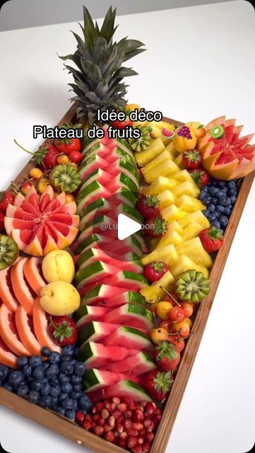 Fruit Displays For Party Presentation, Fruit Centre Piece Table Settings, Tropical Fruit Platter Ideas, Fruit Serving Ideas For Party, Fruit Salads For Parties Creative, Pineapple Presentation, Charcuterie Fruit Board Ideas, Fruit Platters Display, Fruit Plate Ideas