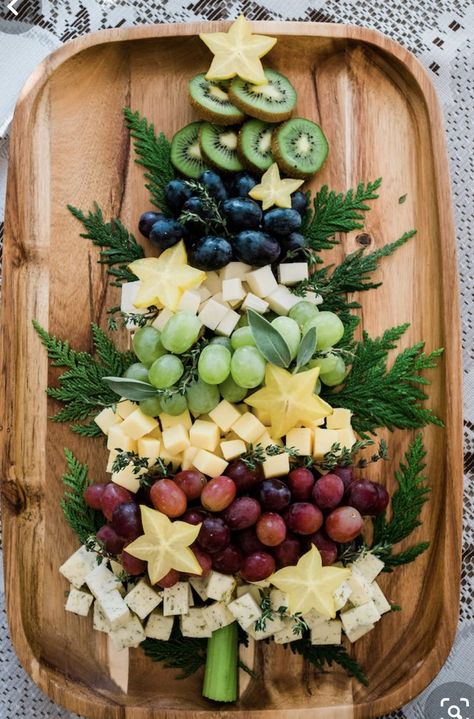 Christmas Tree Cheese Board, Tree Cheese Board, Christmas Food Ideas For Dinner, Christmas Tree Cheese, Christmas Cookbook, Veggie Tray, Black Christmas Trees, Holiday Appetizers, Halloween Food For Party