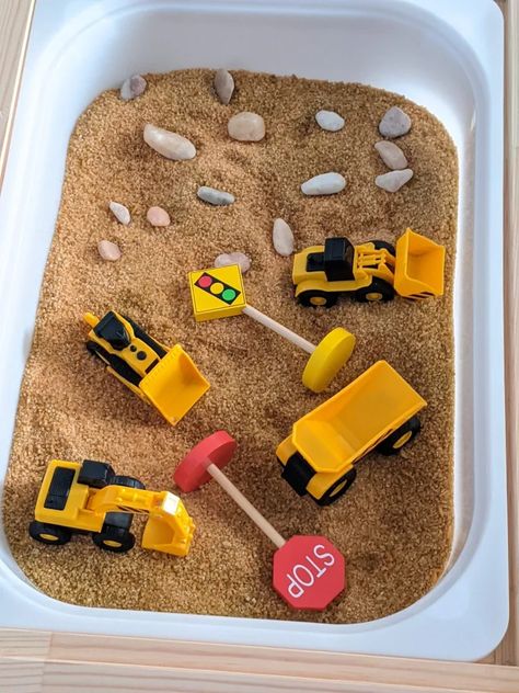 Construction Zone Sensory Bin, Sensory Bin Construction, Sensory Bins For Older Kids, Sensory Bin Diy, Construction Sensory Bin, Tech Classroom, Winter Sensory Bin, Batu Bara, June Art