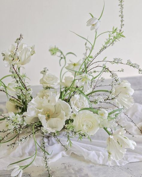 Tulip And Ranunculus Centerpiece, Ranunculus Centerpiece, White Ranunculus, Spring Tablescapes, Ranunculus, All White, Wedding Centerpieces, Tulips, Floral Wedding