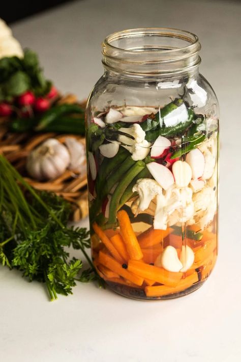 This easy fermented vegetables recipe is the perfect way to add probiotics to your diet. These veggies are crunchy, delicious, and so simple to make! Fermenting Vegetables, Fermented Vegetables Recipes, Fermented Foods Benefits, Fermented Veggies, Preserving Foods, Vegetable Recipe, Fermentation Recipes, Natural Probiotics, Fermented Vegetables