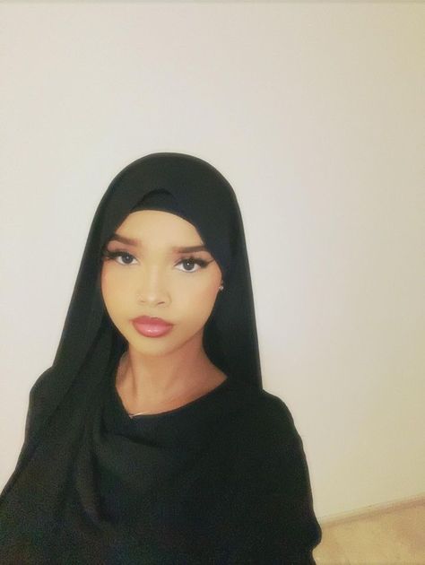 Somali Girl Makeup, Somali Girl Aesthetic, Somali Hair, Somali Girls Hijab, Black Muslim Women, Somali Aesthetic, Girl Somali, Pretty Hijabi, Black Hijabi Girl