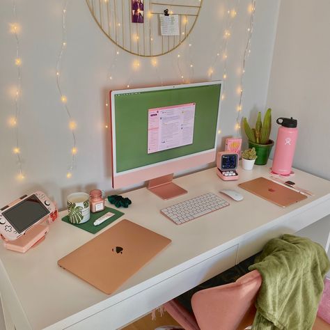 Apple Set Up Desk, Desk With Imac Ideas, Apple Set Up Aesthetic, Imac Computer Aesthetic, Yellow Imac Desk Setup, Imac Apple Aesthetic, Imac Aesthetic Set Up, Imac Setup Aesthetic, Pink Imac Desk Setup