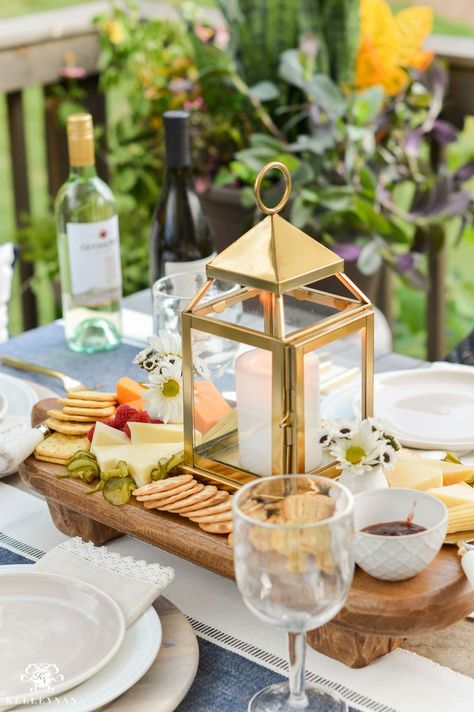 Outdoor Entertaining and Table Ideas Appetizer Centerpieces, Bbq Dinner Party, Log Centerpieces, Edible Centerpieces, Cheeseboard Gift, Appetizers Table, Wooden Tableware, Bbq Dinner, Charcuterie Inspiration