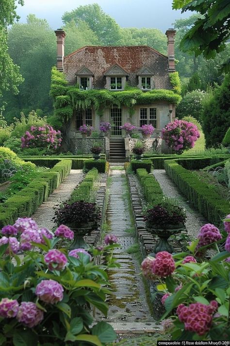 English Garden Design Ideas, Highgrove Garden, English Garden Ideas, Country Garden Landscaping, Williamsburg Christmas, English Garden Design, Castle Gardens, Traditional Cottage, Cottage Garden Design