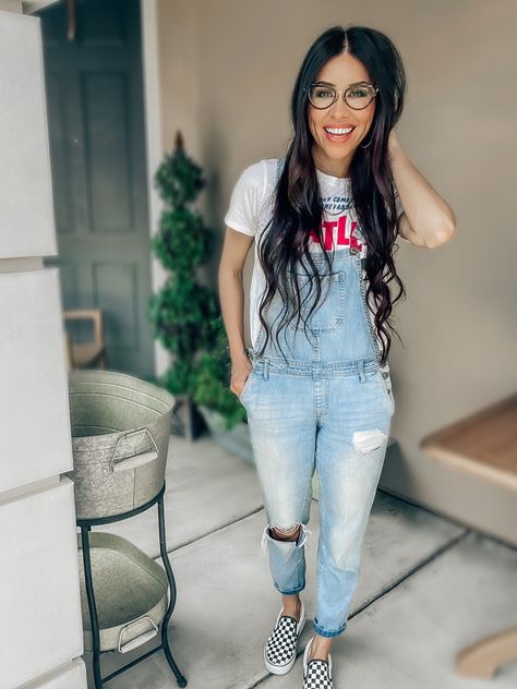 Vans Shirt Outfit, Vans Outfit Summer, Checkered Vans Outfit, Slip On Outfit, Denim Overalls Outfit, Ripped Denim Overalls, Distressed Overalls, Slip On Vans, Vans Outfit