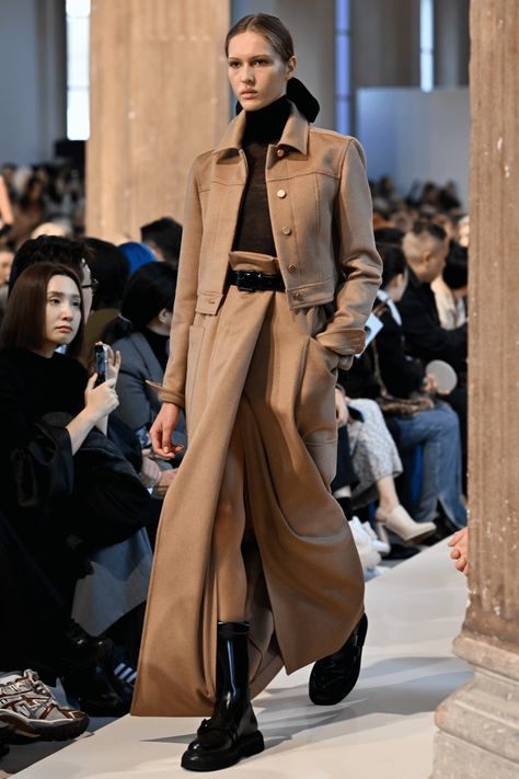 Max Mara Runway, Dress And Jacket Outfit, Fashion Week Dresses, Classic Style Outfits, Winter 23, Skirt Trends, Winter Skirt, Minimal Chic, Maxi Knit Dress