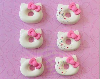 Softie Outfits, Donut Decorating Ideas, Hello Kitty Birthday Party, Cute Donuts, Hello Kitty Themes, Cookie Kit, Spring Cookies, Hello Kit