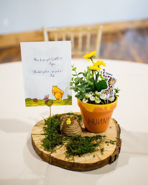 Classic Winnie the Pooh Baby Shower — Kyla Jo Baby Shower Winnie The Pooh, Pooh Bebe, Winnie Poo, Winnie The Pooh Decor, Storybook Theme, Winnie The Pooh Themes, Winnie The Pooh Baby Shower, Baby Shower Table Decorations, Baby Shower Theme Decorations