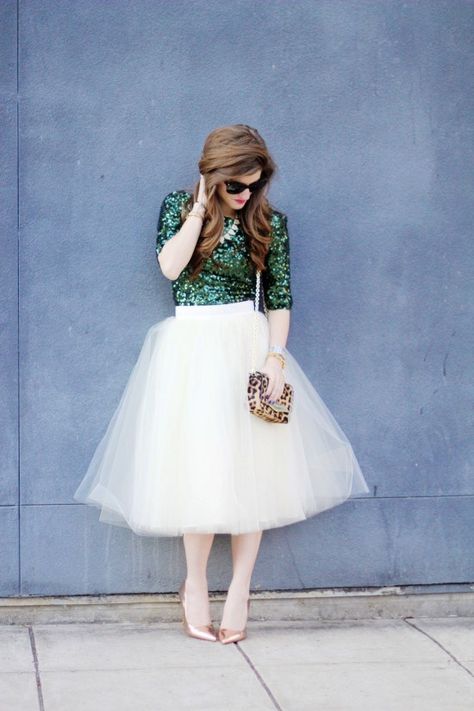 Emerald Sequins top (dress as top) with tulle middi skirt Holiday Skirt Outfits, Christmas Fashion Outfits, Sequin Top Dress, Tulle Skirts Outfit, Cool Winter, Christmas Party Outfits, Outfits 2017, Sequin Top, Guest Outfit