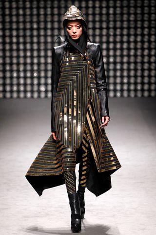 Futuristic fashion Sci Fi Fashion, Cyberpunk Fashion, Gareth Pugh, Metal Fashion, Futuristic Fashion, Future Fashion, Costume Design, Black And Gold, Paris Fashion