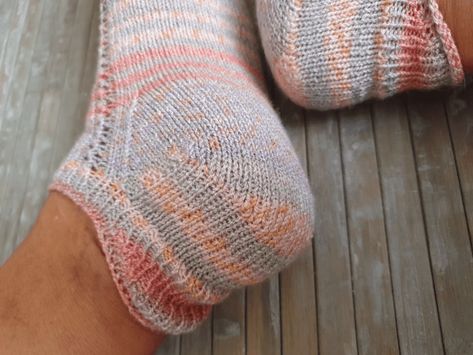 Die gemixte Ferse – michamade Sock Knitting Patterns, Sock Patterns, Drops Design, Knitting Socks, Knit Crochet, Knitting Patterns, Amigurumi, Textiles, Socks