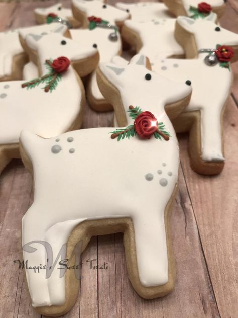 Christmas Deer Christmas Cottage Cookies Decorated, Deer Royal Icing Cookies, Rain Deer Cookies, Deer Cookies Decorated, Deer Cookies, Rain Deer, Christmas Sugar Cookies Decorated, Winter Cookies, Christmas Food Treats