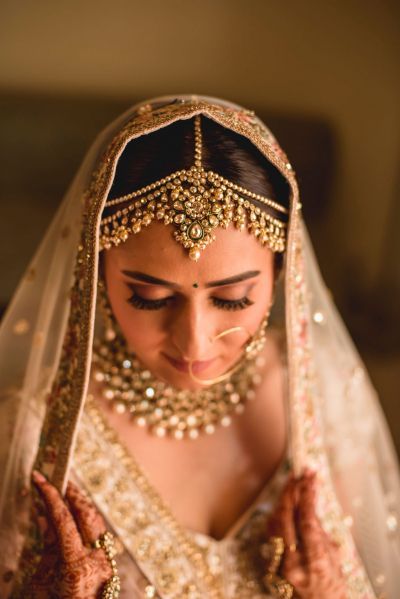 Ivory Lehenga, South Indian Bridal Jewellery, Matha Patti, Rani Haar, Indian Bridal Photos, Indian Bridal Jewellery, Bridal Poses, Bridal Fashion Jewelry, Indian Bridal Outfits