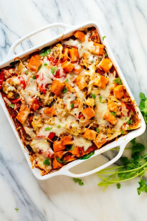 This roasted veggie enchilada casserole recipe is a hearty, vegetable-packed dinner loaded with fresh Mexican flavors! It's a great gluten-free main dish. #vegetarian #mexican #enchiladas #casserole #glutenfree #cookieandkate Veggie Enchilada Casserole, Casserole Enchilada, Enchiladas Casserole, Vegetarian Enchilada Casserole, Vegetarian Casserole Recipes, Veggie Enchiladas, Mexican Enchiladas, Cookie And Kate, Mexican Flavors