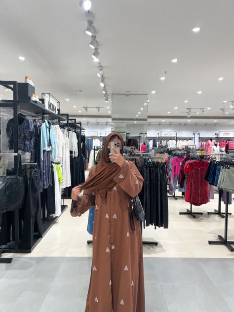 Brown abaya classy look - sabi Colour Abaya, Abaya Brown, Abaya Look, Brown Abaya, Chocolate Color, How To Look Classy, Quick Saves