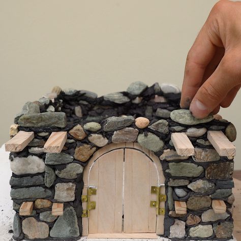 Diy Stone Fairy House, Miniature Stone Houses Diy, Diy Fairy Garden Ideas Homemade How To Make Tree Houses, Gnome House Diy, Fairy House Diy Natural Materials, Gnome Diorama, Garden Faeries, Fairy Cottage House, Rock Building