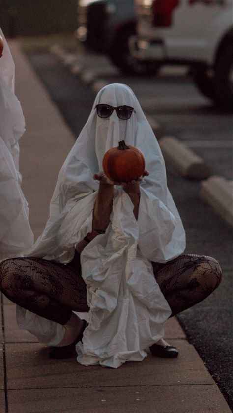 Photo | love | couples| fall | Halloween | inspo | outfit inspo | couples photo | ghost | spooky | sheet ghost pictures | inspo | fall Aesthetic Ghost Costume, Ghost Costume Sheet, Ghost Costume Aesthetic Friends, Ghost Photoshoot Aesthetic, Ghost Aesthetic Photoshoot, Asthetic Ghost Costumes, Ghost Halloween Costume, Sheet Ghost, Ghost Costume