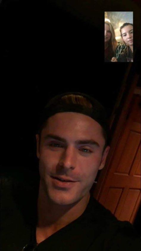 Look, he's doing FaceTime with us.... Zac Efron Selfie, Zac Efron Pictures, Zac Efron Vanessa Hudgens, Zac Efron And Vanessa, Selfie Picture, Men Abs, Disney Stars, Zac Efron