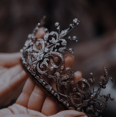 pinterest : Narayani Dark Royalty Aesthetic, Royalty Core, Stile Harry Potter, Maxon Schreave, Crown Aesthetic, Royal Core, Fairytale Aesthetic, Dark Princess, Queen Aesthetic