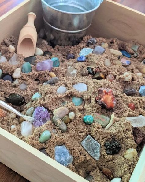 Studio Rosie on Instagram: "Geology Sensory Bin! We had this sensory bin at Mae's birthday party and it was so fun! I bought a rock, mineral, and geode kit that came with an identification guide. I mixed the rocks with kinetic sand and the kids dug around to find treasures! I'll put a link to the kit I used in my stories 😊 #easypeasyplay ✔️ Nature #tinkertrayplaytime ✔️ Sand #miniplayineyfs ✔️ Sensory #funbudgetplay ✔️ Sand #exploreandplayyourway ✔️ Nature #littlewhisperskids ✔️ Nature #r Adding Natural Light To Your Home, Kinetic Sand Table, Toddler Sensory Bins, Preschool Garden, Montessori Toddler Activities, Sensory Boxes, Daycare Activities, Sensory Table, Kinetic Sand