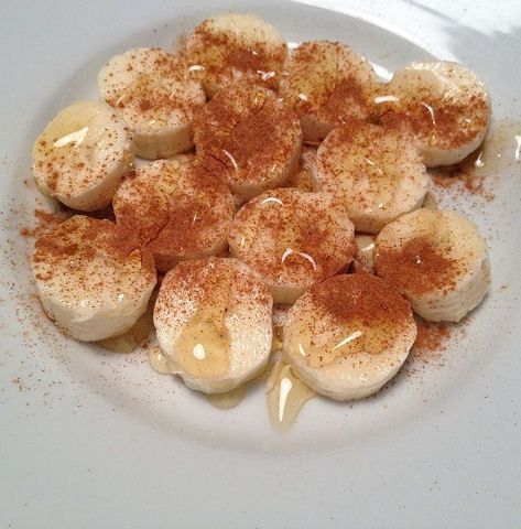 Craving dessert: chop up a banana, sprinkle cinnamon on it, and drizzled it with honey. This is so, so good and really tastes like dessert but still healthy! FYI use local honey & it will help with seasonal allergies too! Low Iodine Diet, Banana Honey, Fresh Snacks, Local Honey, Snacks Saludables, Seasonal Allergies, A Banana, Healthy Sweets, Healthy Treats